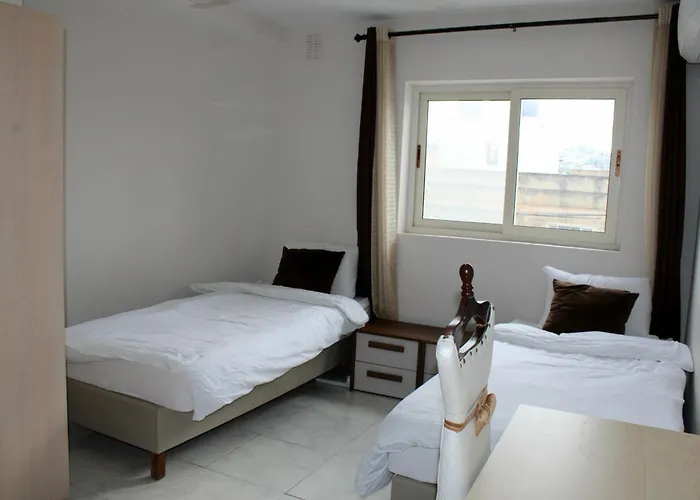 Twin With Private Bathroom - 1 ゲストハウス Saint Julian's