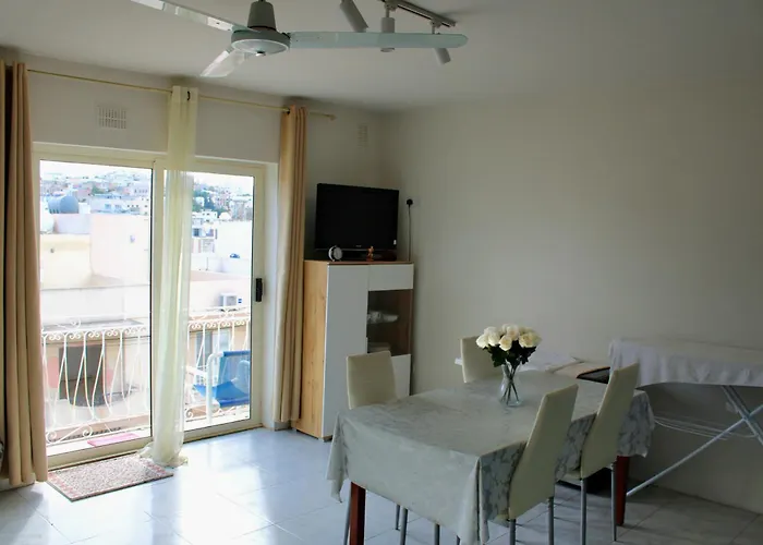 Twin With Private Bathroom - 1 ゲストハウス Saint Julian's